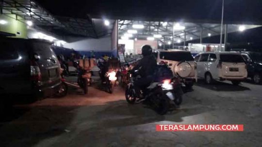 Para pemudik dengan sepeda motor beristirahat di Stasiun Pengisian Bahan bakar Umum (SPBU) Kotadalam, Kecamatan Sidomulyo, Lampung Selatan, Rabu 13 Juni 2018 dini hari.