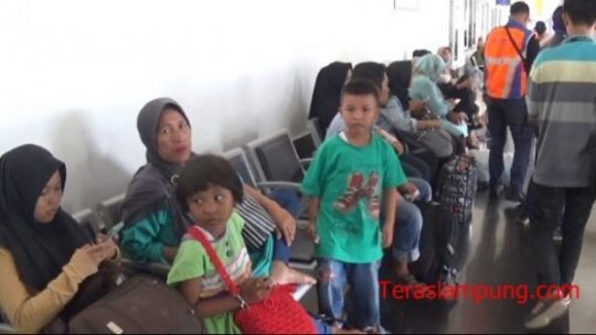 Memasuki H-6 Idul Fitri, Stasiun KA Tanjungkarang Mulai Dipadati Pemudik