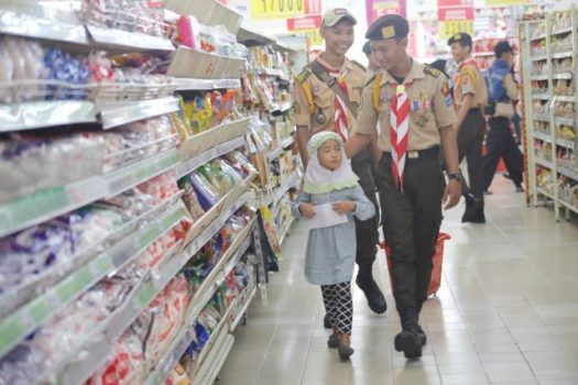Jelang Lebaran, Pramuka Ajak Puluhan Anak Yatim Belanja