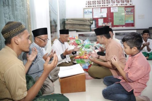 Ridho Ficardo Bayar Zakat Fitrah di Masjid Nur Sa’id Bandarlampung
