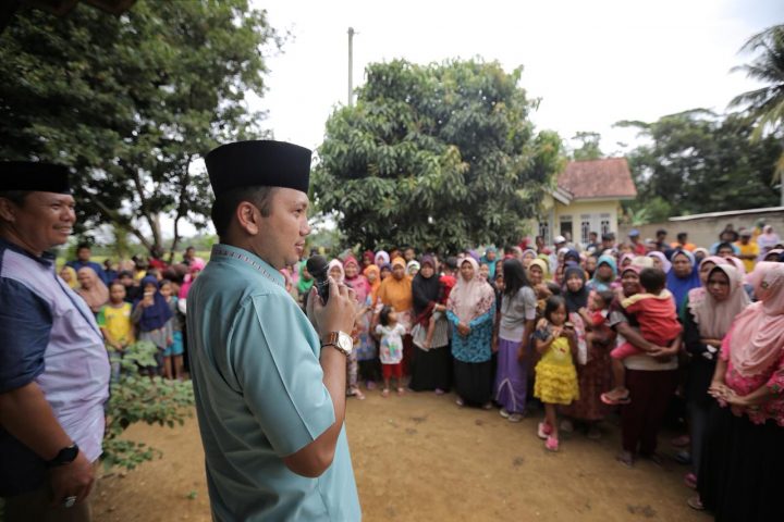 Ridho Ficardo Bersilaturahmi dengan Warga Desa Telungitik