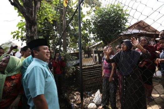 Mencoblos Di TPS 07 Sumur Batu, Gubernur Ridho Disambut Warga
