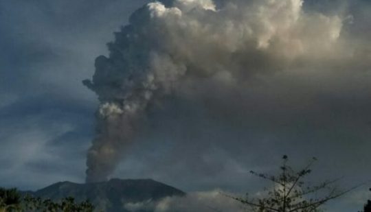 Dampak Abu Vulkanik Gunung Agung, Bandara Ngurai Rai Ditutup