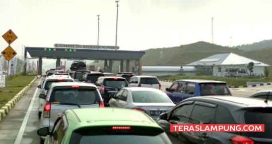 H-3 Lebaran, Ribuan Kendaraan Pemudik Padati Jalan Tol Bakauheni
