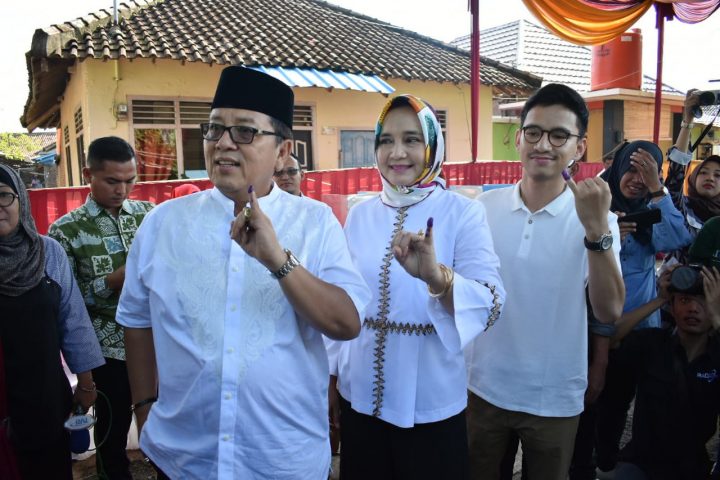 Arinal dan Keluarga Mencoblos di TPS 13 Sepangjaya