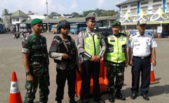 Arus Balik Idul Fitri, Babinsa Turut Amankan Terminal Rajabasa