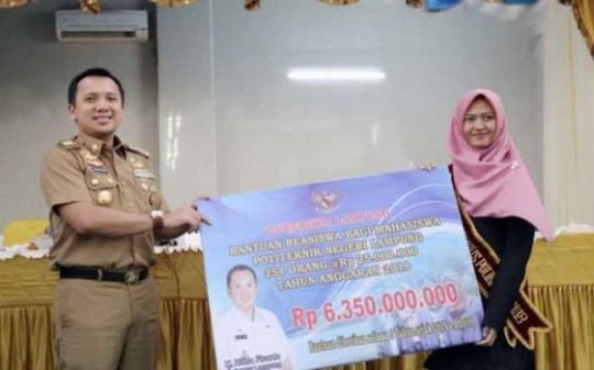 Gubernur Ridho Ficardo Menyerahkan Beasiswa bagi Mahasiswa Polinela
