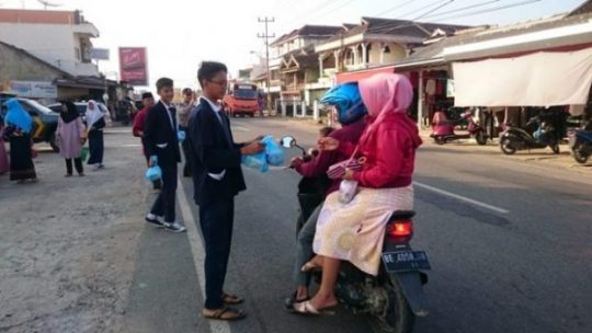 Pengurus OSIS SMPN 1 Baradatu Berbagi Takjil