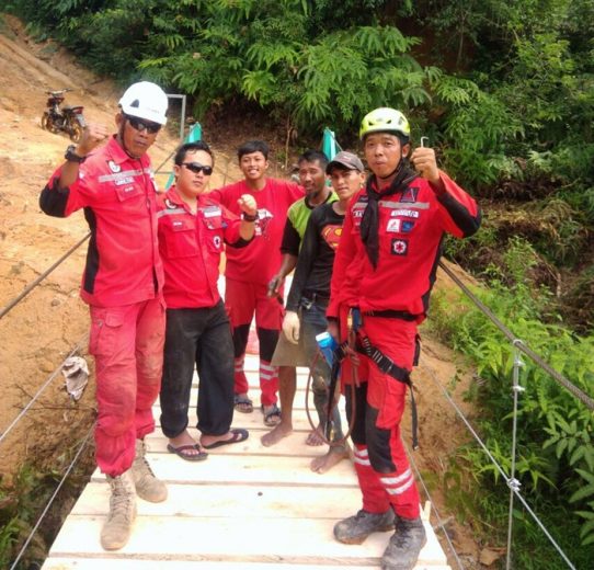 Relawan Kembali Bangun Jembatan Gantung Darurat Sederhana