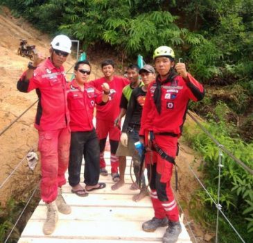 Relawan Kembali Bangun Jembatan Gantung Darurat Sederhana