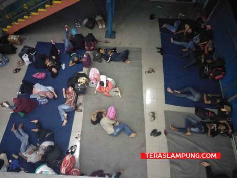 Hindari Lewat Jalinsum Malam Hari, Pemudik Menginap di Pelabuhan Bakauheni