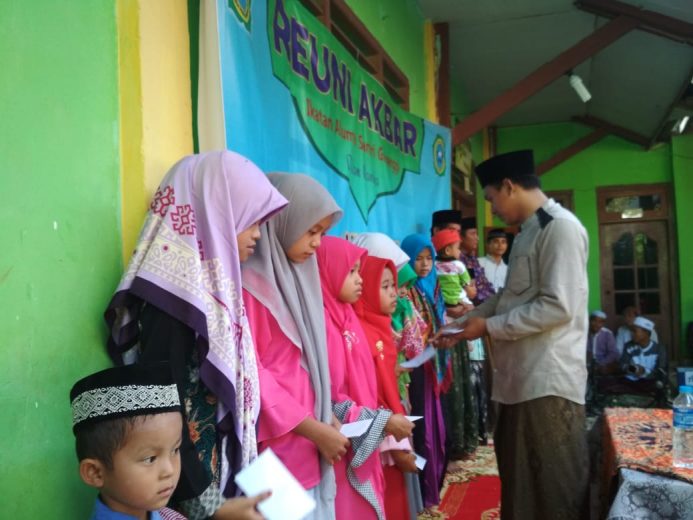 Anak Yatim se-Sana Tengah Terima Santunan