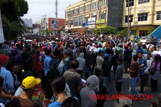 Pilgub Lampung: Tuntut Diskualifikasi Arinal-Nunik, Massa Demo di Depan Kantor Gakumdu