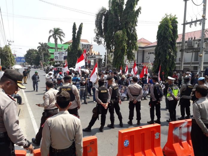 Relawan Posko Demokrasi Demo di Depan Kantor Gakumdu