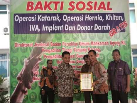 Gelar Operasi Hernia Gratis, Ketua PN Gunungsugih Terima Piagam Muri