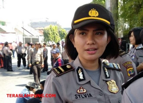 Polisi Cantik Ini Aktif Amankan Demo di depan Kantor Gakumdu Lampung