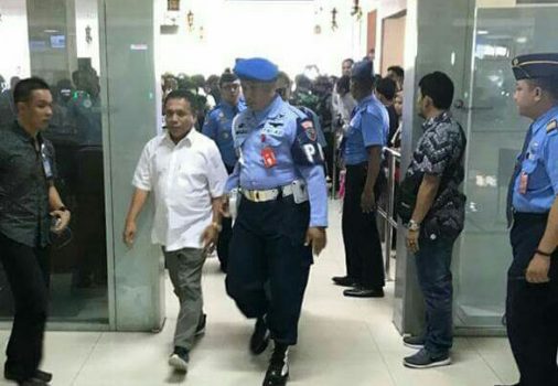 OTT, Penyidik KPK Bawa Gubernur Aceh Irwandi Yusuf ke Jakarta