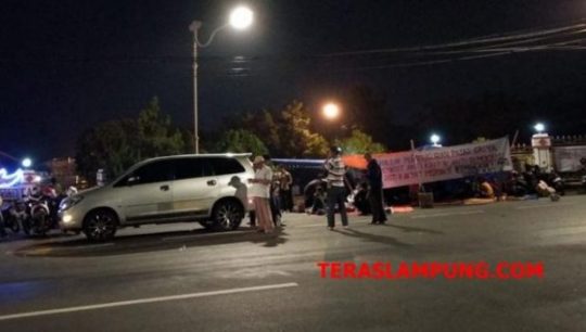 17 KK Korban Penggusuran Bangun Tenda di Depan Rumah Dinas Walikota