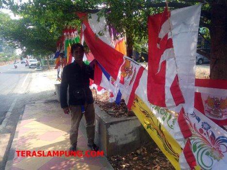 Jelang HUT RI, Penjual Bendera Merah Putih Bermunculan di Lampura