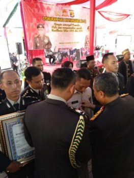 Polisi dan PNS Berprestasi Lampung Dapat Pin Emas dari Kapolri