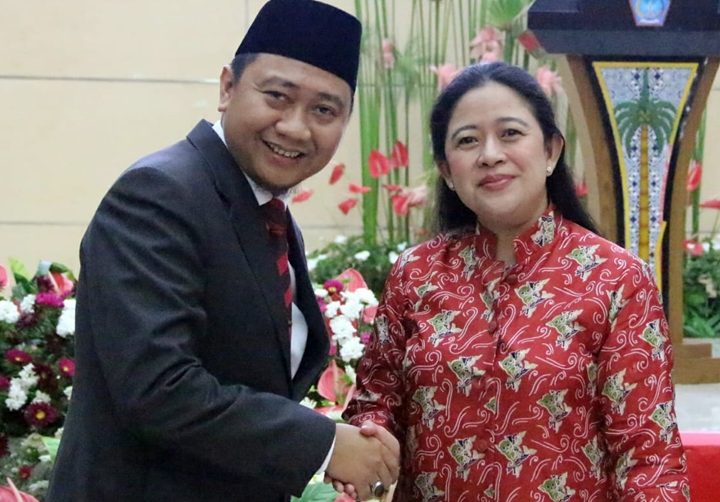 Bupati Lampung  Utara Agung Ilmu Mangkunegra berjabat tangan dengan Menteri Koordinator Bidang Pembangunan Manusia dan Kebudayaan Indonesia, Puan Maharani usai penyerhan penghargaan.
