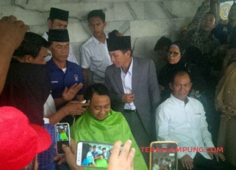 Tunaikan Nazar, Bupati Lampung Utara Pangkas Pendek Rambutnya