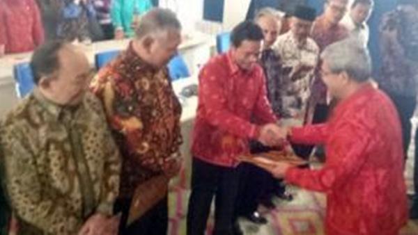 Loekman Djoyosumarto Lantik Anggota DRD Lampung Tengah