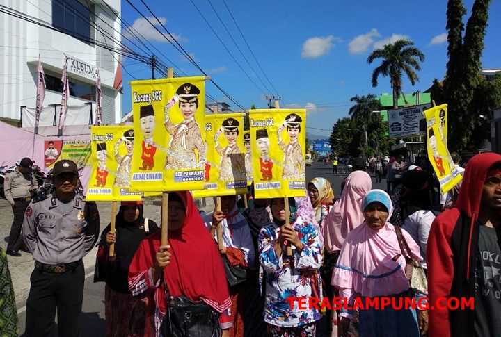 Bawa Gambar Bos SGC, Ribuan Warga Kembali Demo di Depan Kantor Gakumdu
