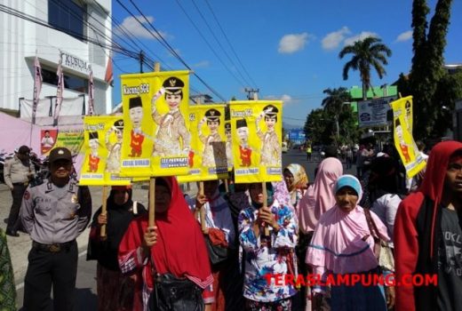 Bawa Gambar Bos SGC, Ribuan Warga Kembali Demo di Depan Kantor Gakumdu