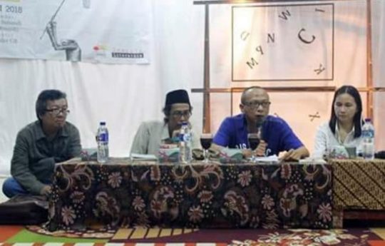 Ahmad Yulden Erwin,Ari Pahala Hutabarat,Iswadi Pratama,dan Inggit Putria Marga dalam diskusi peluncuran tiga antologi puisi karya Ahmad Yulden Erwin di UKMBS Universitas Lampung, Sabtu, 21 Juli 2018 (Foto: Alexander Gebe)