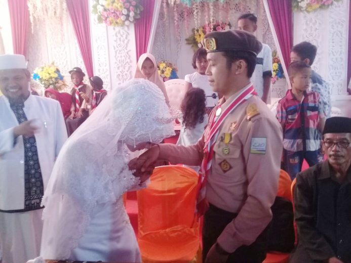 Nikah ala Pramuka, Pasangan di Cilacap ini Bikin Heboh Tetangga