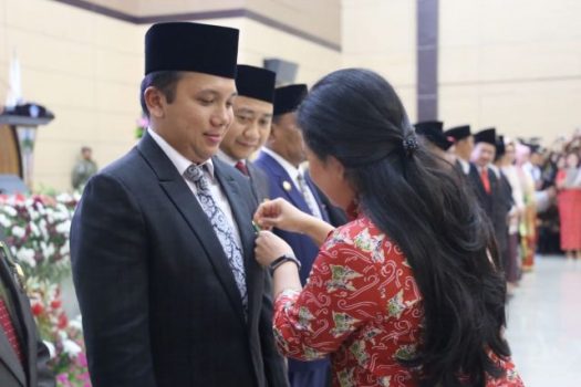 Gubernur Ridho dan Bupati Agung Raih Satya Lencana Bidang Kependudukan