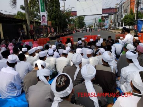 Sidang Money Politics Pilgub Lampung, Ini Doa Ratusan Santri untuk Hakim