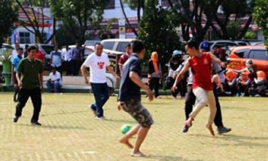 HUT RI, Para Petinggi Lampura Bertanding Sepakbola Melawan Tim PWI
