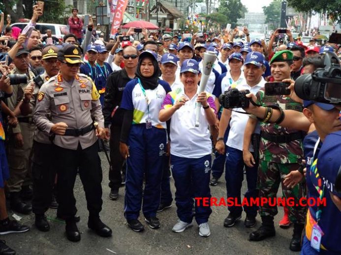 Tiba di Bundaran Adipura, Api Obor Asian Games Diinapkan di Bandarlampung