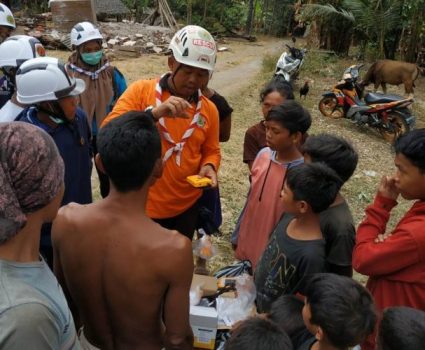 Banyak Listrik Padam, Pramuka Berikan Solar Cell untuk Korban Gempa Lombok