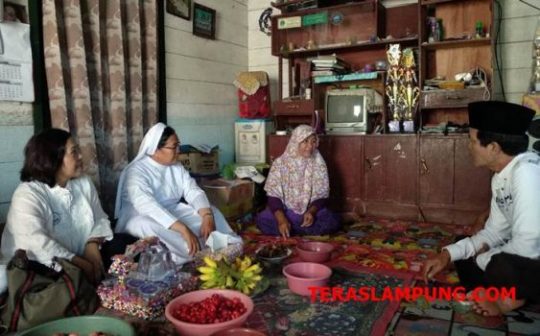 Disambangi Seknas Jokowi, Warga Pringsewu yang Tuna Wisma Ini Menangis