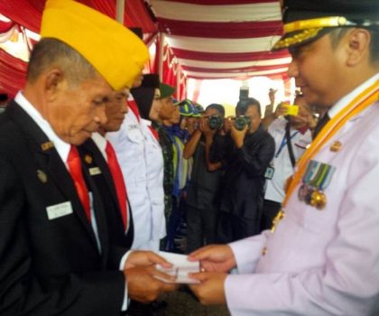 Bupati Agung Serahkan Bonus kepada Para Atlet Juara Porprov 2017