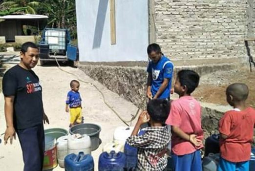 Pegiat Literasi Bantu Air Bersih untuk Masjid dan Warga Desa Klawi