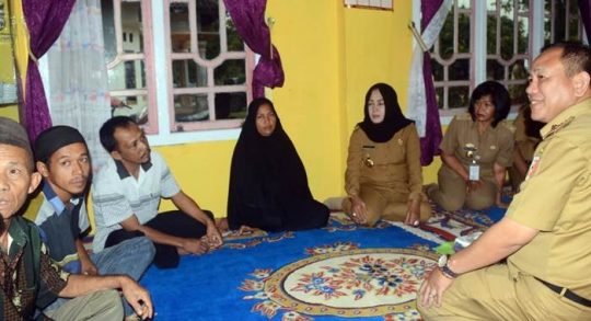 Bupati Winarti Melayat Keluarga Korban Tenggelam di Bekas Galian Pasir