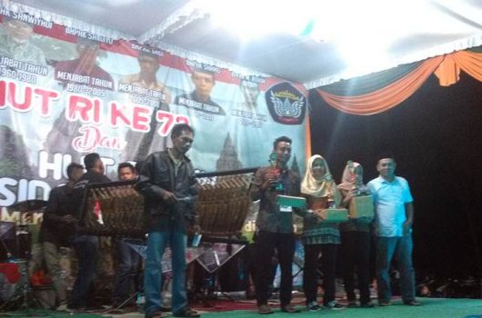 Pemberian hadiah pemenang lomba karaoke HUT RI ke-73 dan HUT Dusun Sidosari ke-58 yang diserahkan oleh mantan Kepala Desa (Kades) Sidomulyo, Agus Sartono 