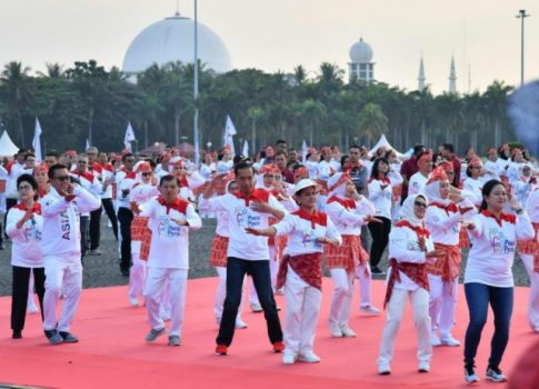 Jokowi dan Jusuf Kalla Ikut Senam Pecahkan Rekor Dunia Poco-Poco