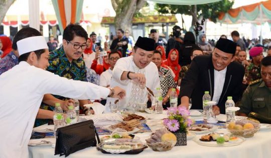 Idul Adha, Gubernur Ridho Makan Bersama Sajian Kurban Bersama Masyarakat