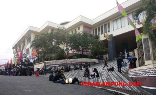 Korban Penggusuran Pasar Griya Sukarame Mulai Tinggal di Kantor DPRD