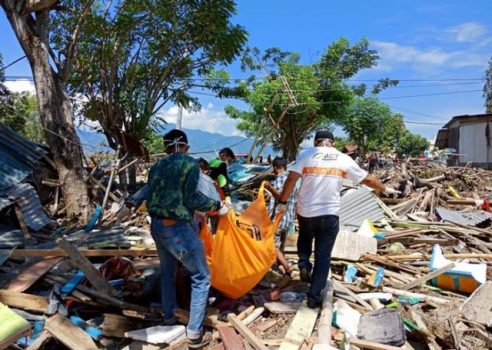 Tim Aksi Cepat Tanggap Evakuasi Korban Meninggal di Donggala