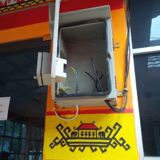 Menunggak 22 Bulan, Aliran Listrik Kantor Dinas PMD Lampura Diputus