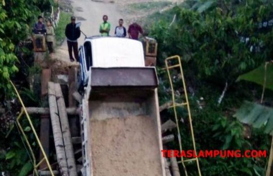 Jembatan Kubulangka Ambruk, Akses Jalan Cukuh Balak-Kelumbayan Putus