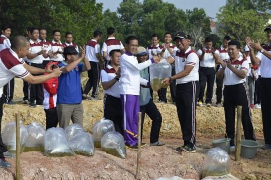 Bupati Mesuji Tebar Bibit Ikan Lele dan Nila di Mapolres Mesuji