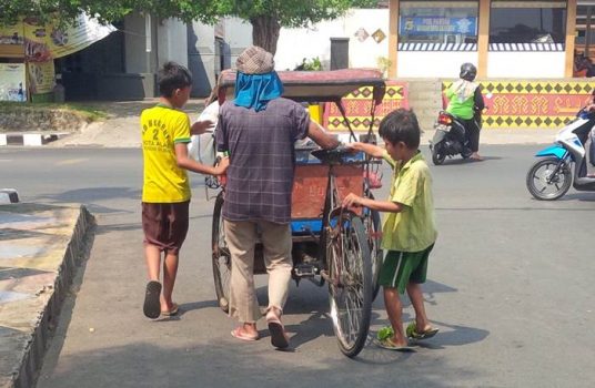 Berita Foto: Membantu Orangtua di Siang yang Terik