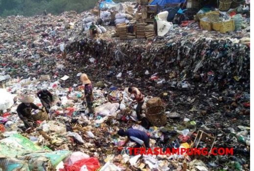Para pemulung mengais sampah di TPA Bakung, Jumat sore (31/8/2018)